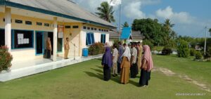 kepala desa teluk buton memimpin apel pagi setiap senin