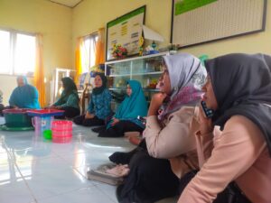 Kegiatan rutin PKK desa Teluk Buton hari ini acara dibawa oleh pengurus inti PKK